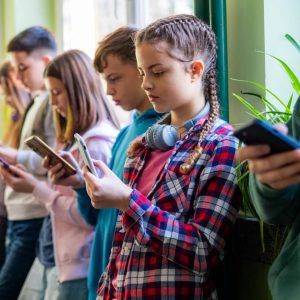 planifikon ndalimin e rrjeteve sociale
